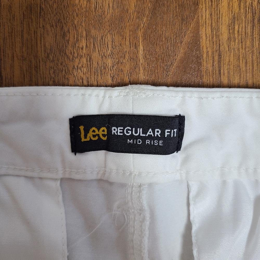 Women's  Lee Regular Fit Mid-Rise size 10 white cotton short - Picture 2 of 4